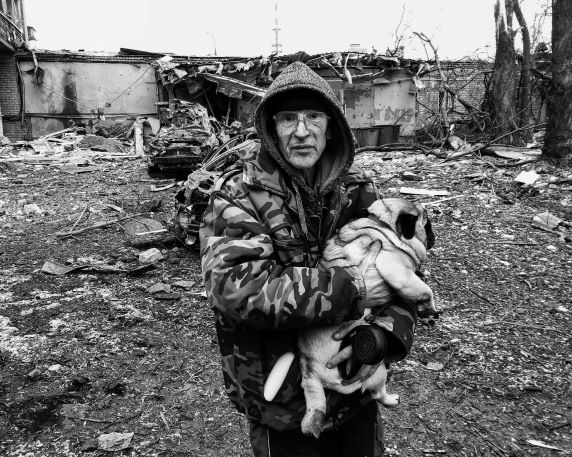 Mann mit Hund in Kriegsruinen